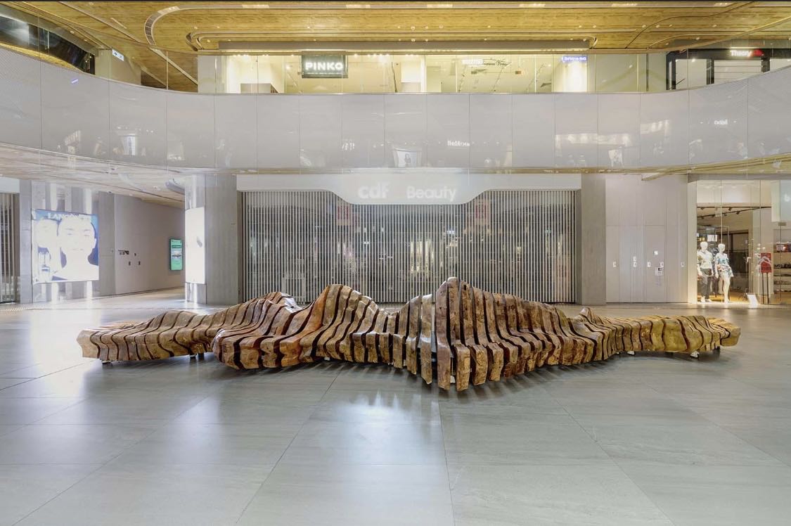 香港設計師黃卓健先生的又一採用炭化木的藝術展品， 安裝地點為香港的 City Gate 購物商場。